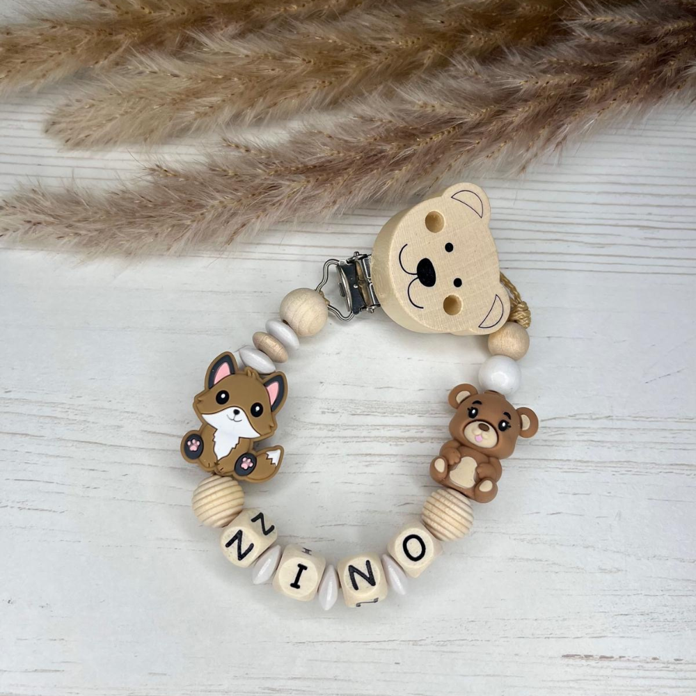 Schnullerkette personalisiert mit Name – Fuchs & Bär Babygeschenk in Naturfarben