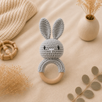 Gehäkelte Babyrassel Hase - Grau
