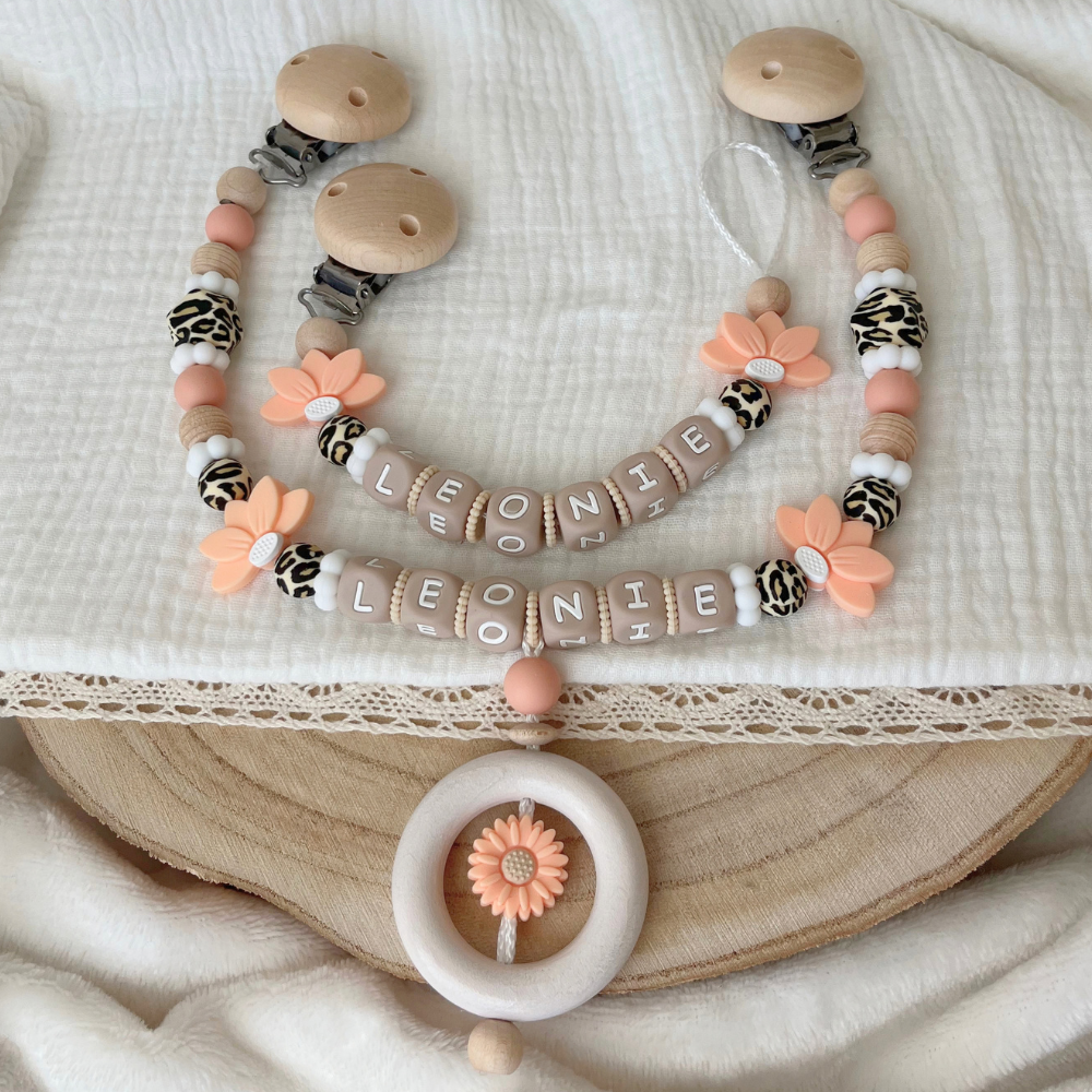 3er Set Baby Geschenk Leo Design – Schnullerkette, Greifling & Kinderwagenkette mit Namen