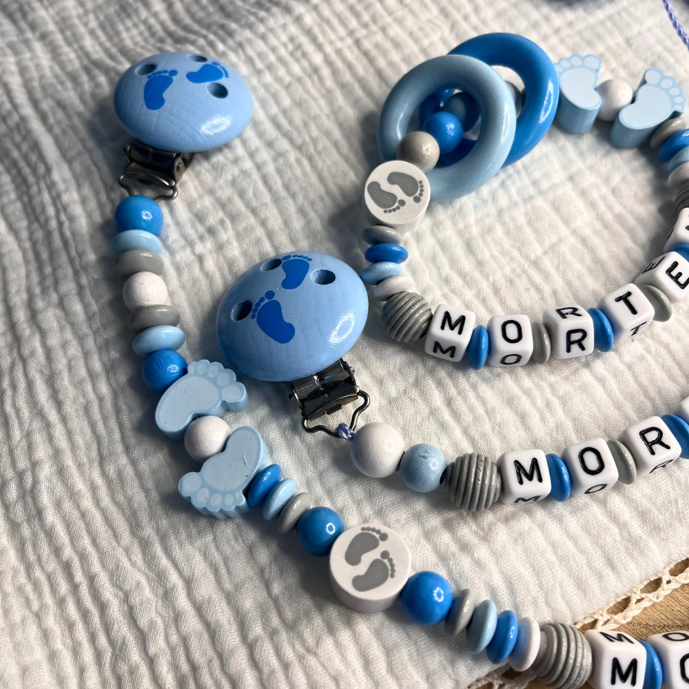 3er Set – Personalisierte Schnullerkette, Greifling & Kinderwagenkette - Babyfüßchen - Blau