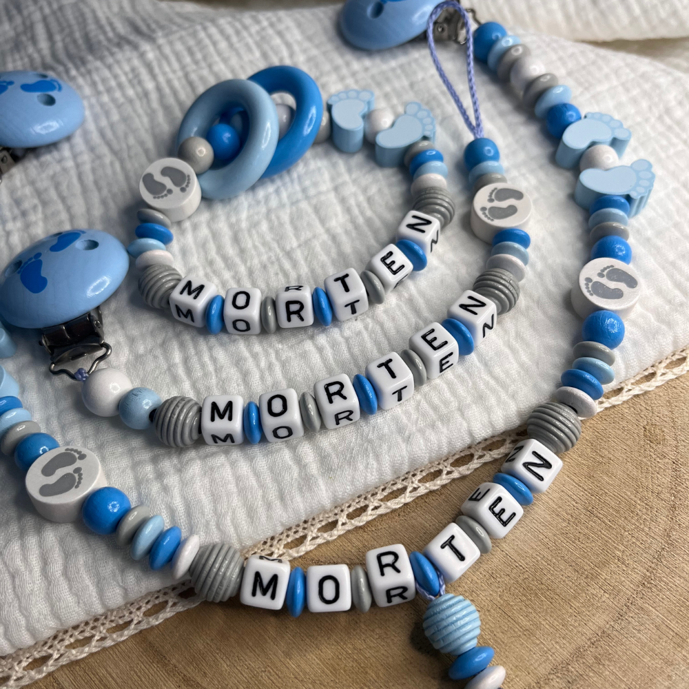3er Set – Personalisierte Schnullerkette, Greifling & Kinderwagenkette - Babyfüßchen - Blau