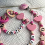 3er Set – Personalisierte Schnullerkette, Greifling & Kinderwagenkette - Babyfüßchen - Rosa