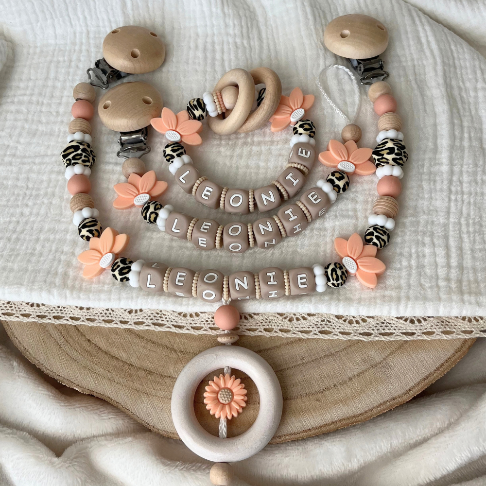 3er Set Baby Geschenk Leo Design – Schnullerkette, Greifling & Kinderwagenkette mit Namen