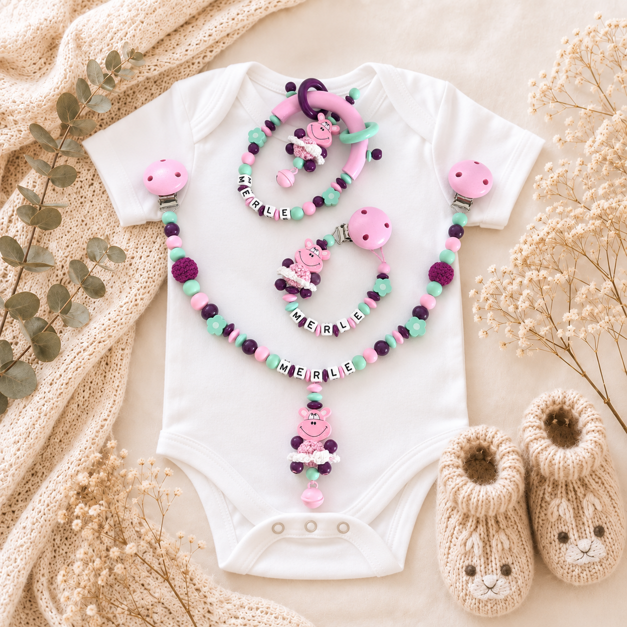 3er Set mit Namen - Hippo – Schnullerkette, Kinderwagenkette & Greifring mit Häkelröckchen