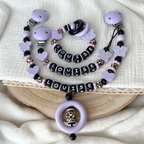 Personalisierte Baby Geschenkset 3er Set Flieder mit Namen – Schnullerkette, Greifling & Kinderwagenkette im Leo Design