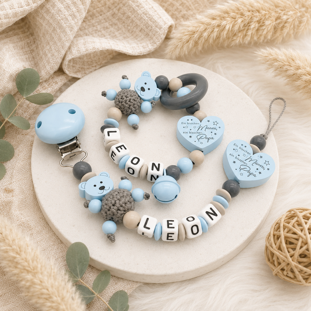 2teiliges Sparset - Schnullerkette + Greifling - Babyblau/Grau + Teddybär, Geschenk zur Taufe/Geburt
