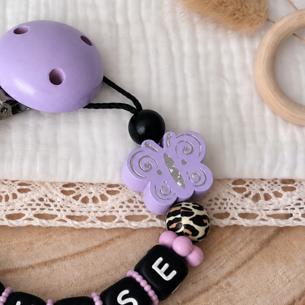 Schnullerkette Leo Design - Flieder Schwarz - Schmetterling Herz