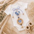 Babyschalenanhänger Maus mit Schleife – Kinderwagenanhänger im Leo Design