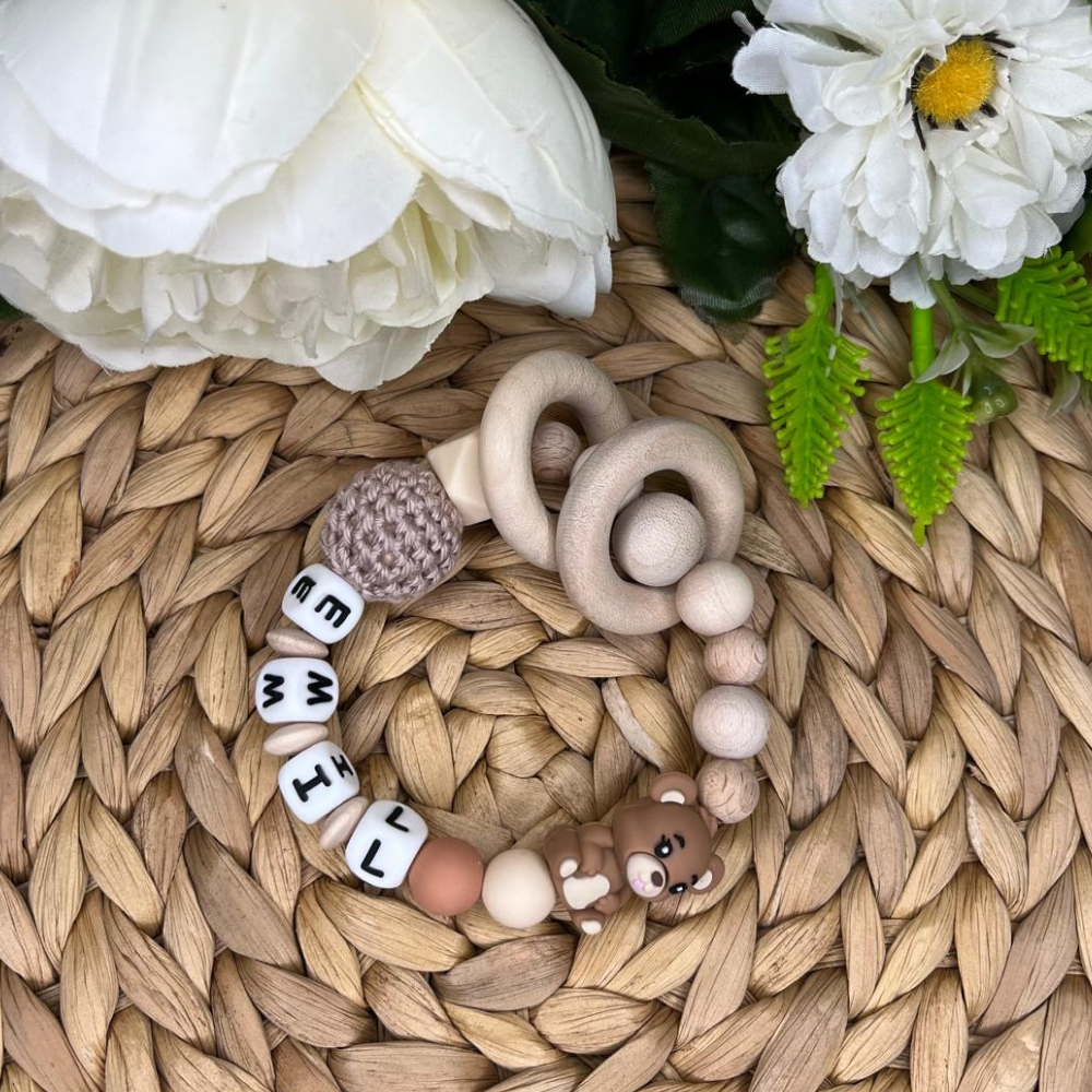 Schnullerkette mit Name mit Bär und Häkelperle, Geschenk zur Geburt