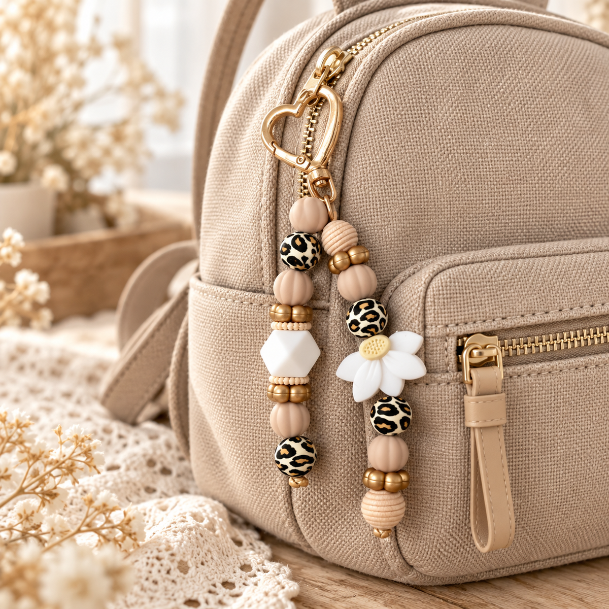 Schlüsselanhänger Leo-Design mit Blume – Handgemachter Taschenanhänger in Naturtönen