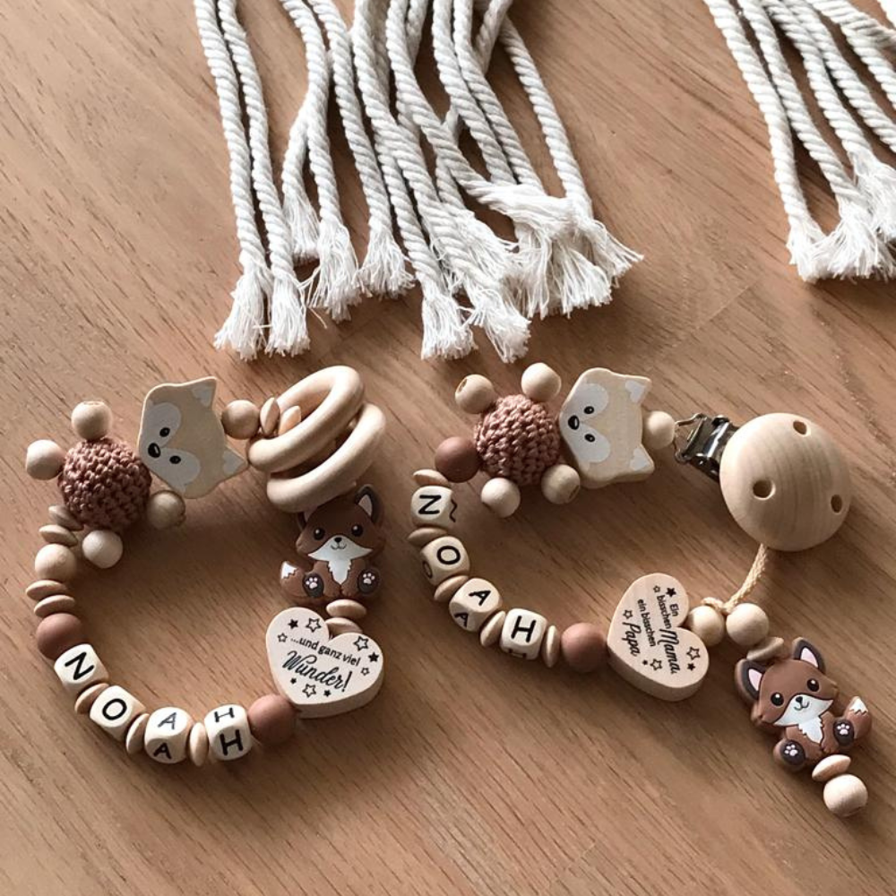 Zauberhaftes Geschenke Set für Jungen und Mädchen mit Namen bestehend aus Schnullerkette & Greifling