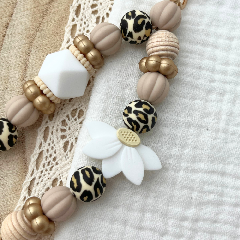 Schlüsselanhänger Leo-Design mit Blume – Handgemachter Taschenanhänger in Naturtönen