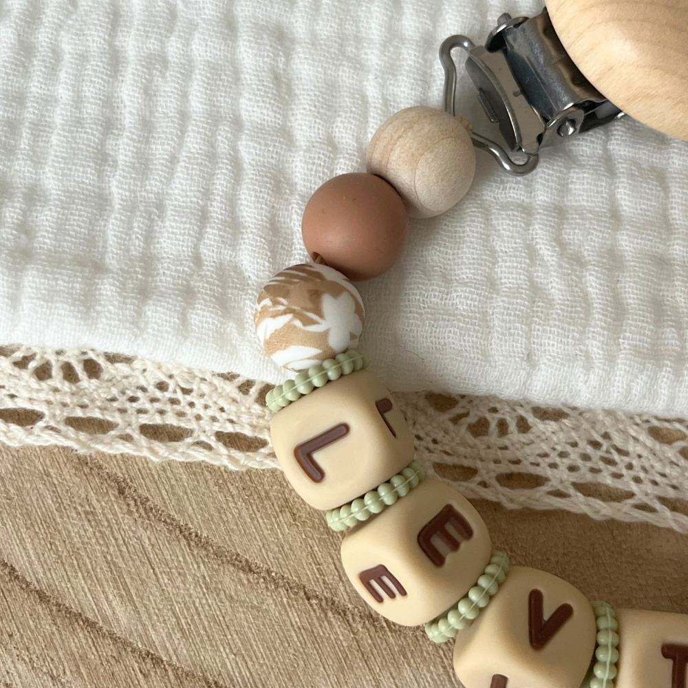 Personalisierte Schnullerkette mit Namen - Löwenmotiv in Naturfarben - Baby Geschenk