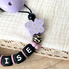 Personalisierte Baby Geschenkset 3er Set Flieder mit Namen – Schnullerkette, Greifling & Kinderwagenkette im Leo Design