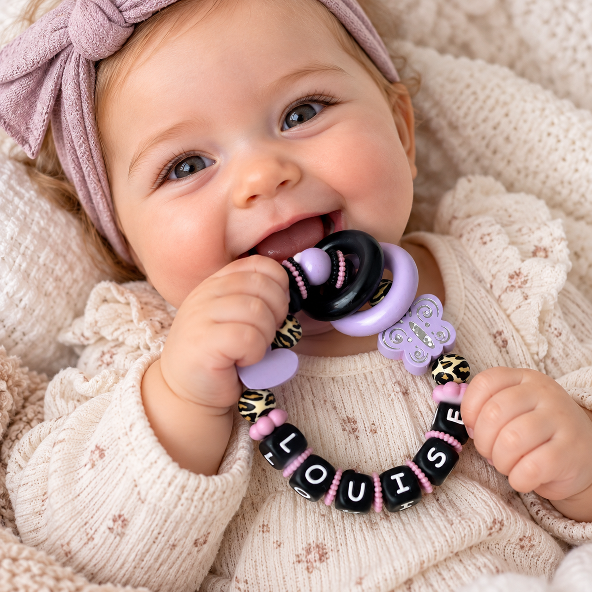 Personalisierte Baby Geschenkset 3er Set Flieder mit Namen – Schnullerkette, Greifling & Kinderwagenkette im Leo Design
