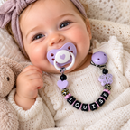 Personalisierte Baby Geschenkset 3er Set Flieder mit Namen – Schnullerkette, Greifling & Kinderwagenkette im Leo Design