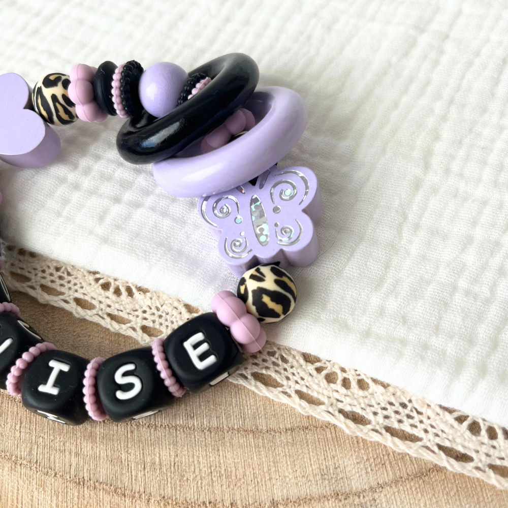 Personalisierte Baby Geschenkset 3er Set Flieder mit Namen – Schnullerkette, Greifling & Kinderwagenkette im Leo Design