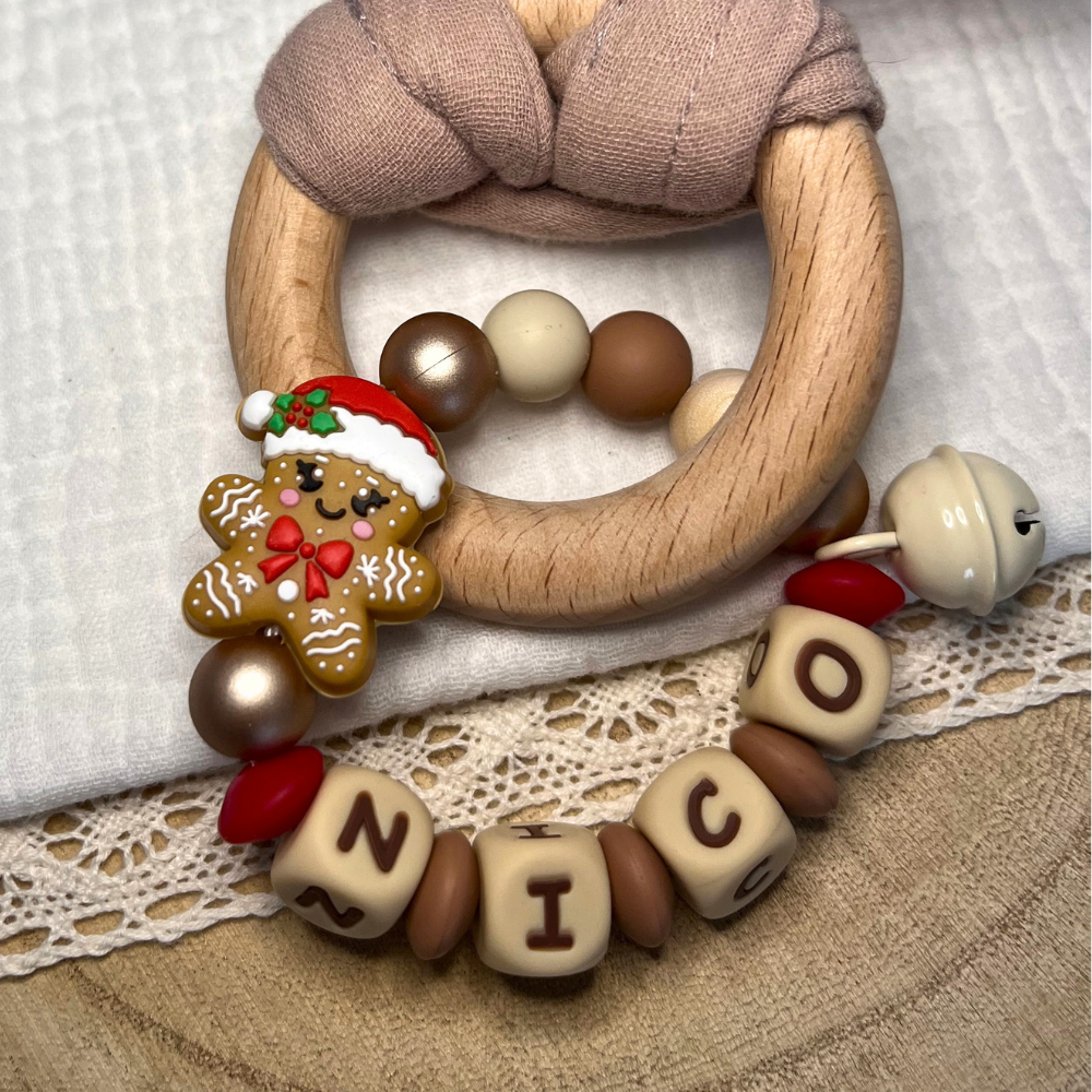 Baby Greifring mit Namen & Lebkuchenmann – Weihnachts- & Nikolausgeschenk