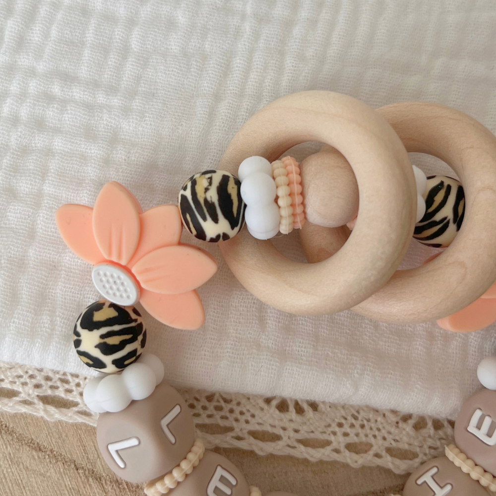 3er Set Baby Geschenk Leo Design – Schnullerkette, Greifling & Kinderwagenkette mit Namen