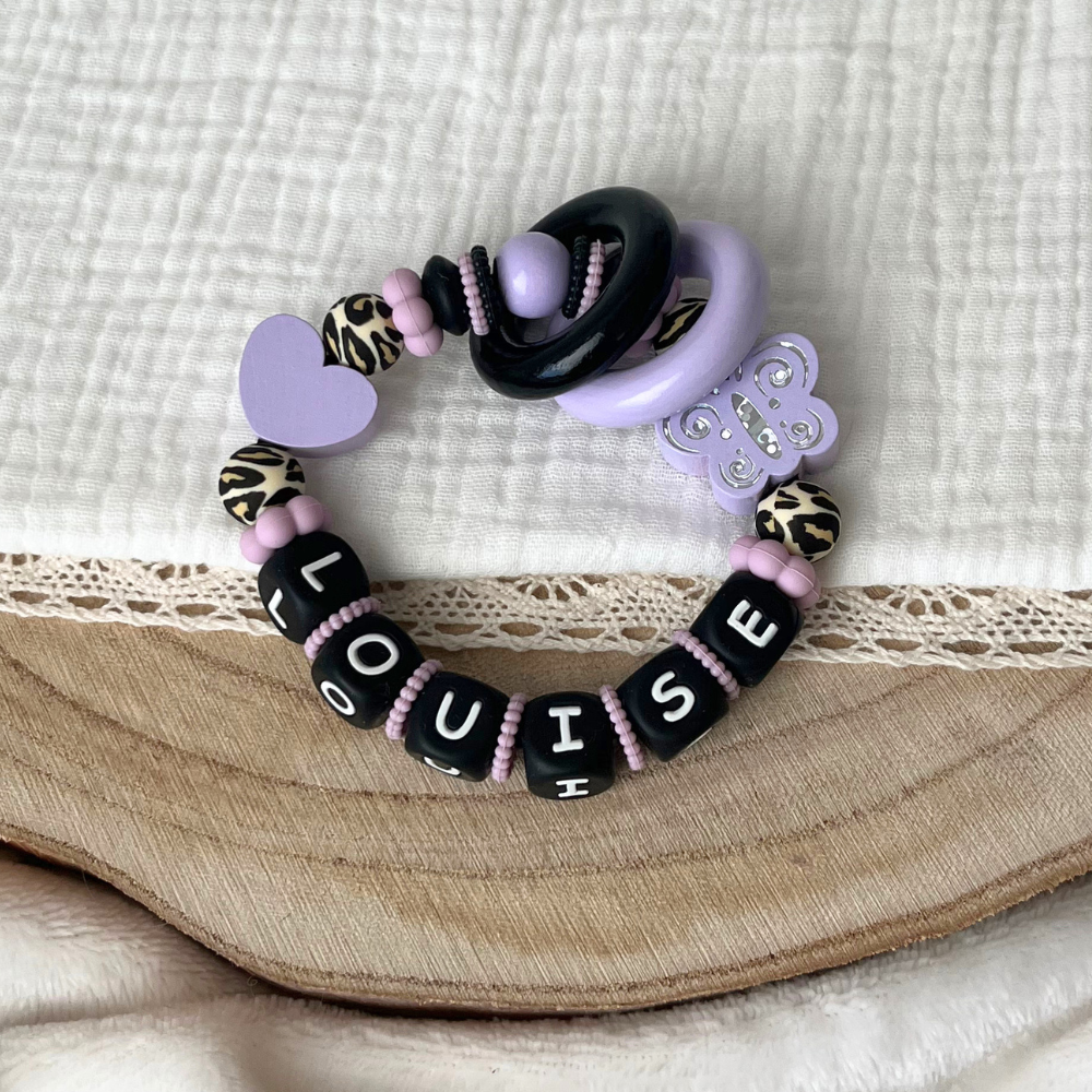 Personalisierte Baby Geschenkset 3er Set Flieder mit Namen – Schnullerkette, Greifling & Kinderwagenkette im Leo Design