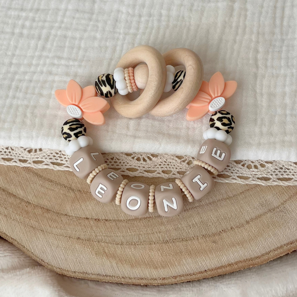 3er Set Baby Geschenk Leo Design – Schnullerkette, Greifling & Kinderwagenkette mit Namen