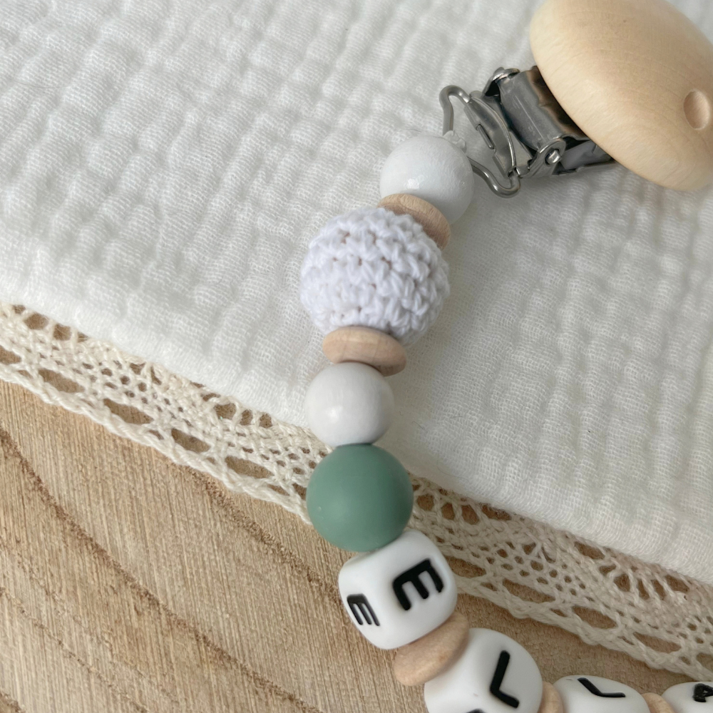 Schnullerkette mit Namen - personalisiert - Blume Häkelperle - Baby Geschenk - grün weiß natur