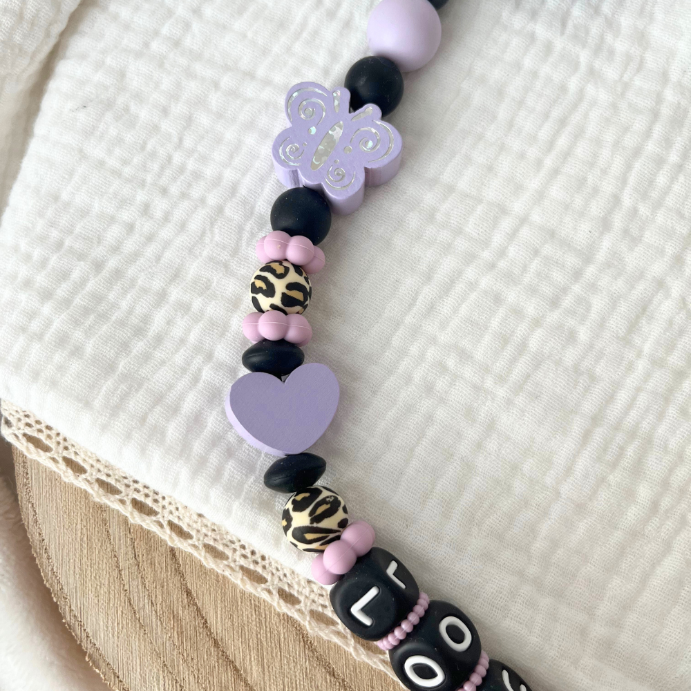 Personalisierte Baby Geschenkset 3er Set Flieder mit Namen – Schnullerkette, Greifling & Kinderwagenkette im Leo Design