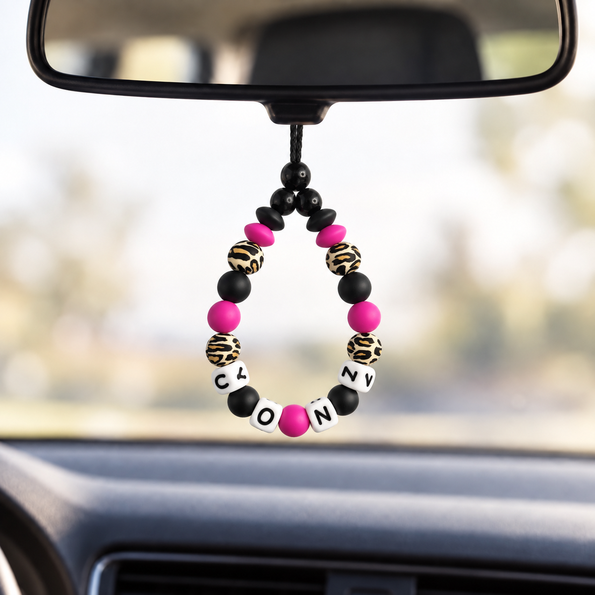 Personalisierter Autospiegelanhänger - Pink/Leo/Schwarz