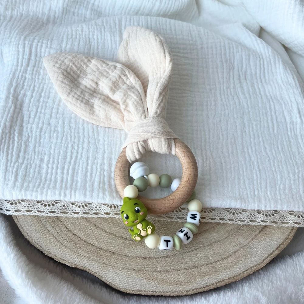 Baby Greifling Dino personalisiert mit Namen – Beißring & Musselin-Tuch, Geschenk zur Geburt