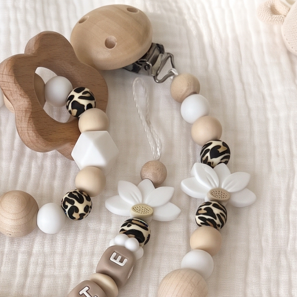 3er Set Leo Design – Schnullerkette, Greifling & Kinderwagenkette in hellen Naturtönen