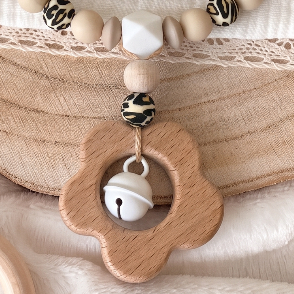 3er Set Leo Design – Schnullerkette, Greifling & Kinderwagenkette in hellen Naturtönen