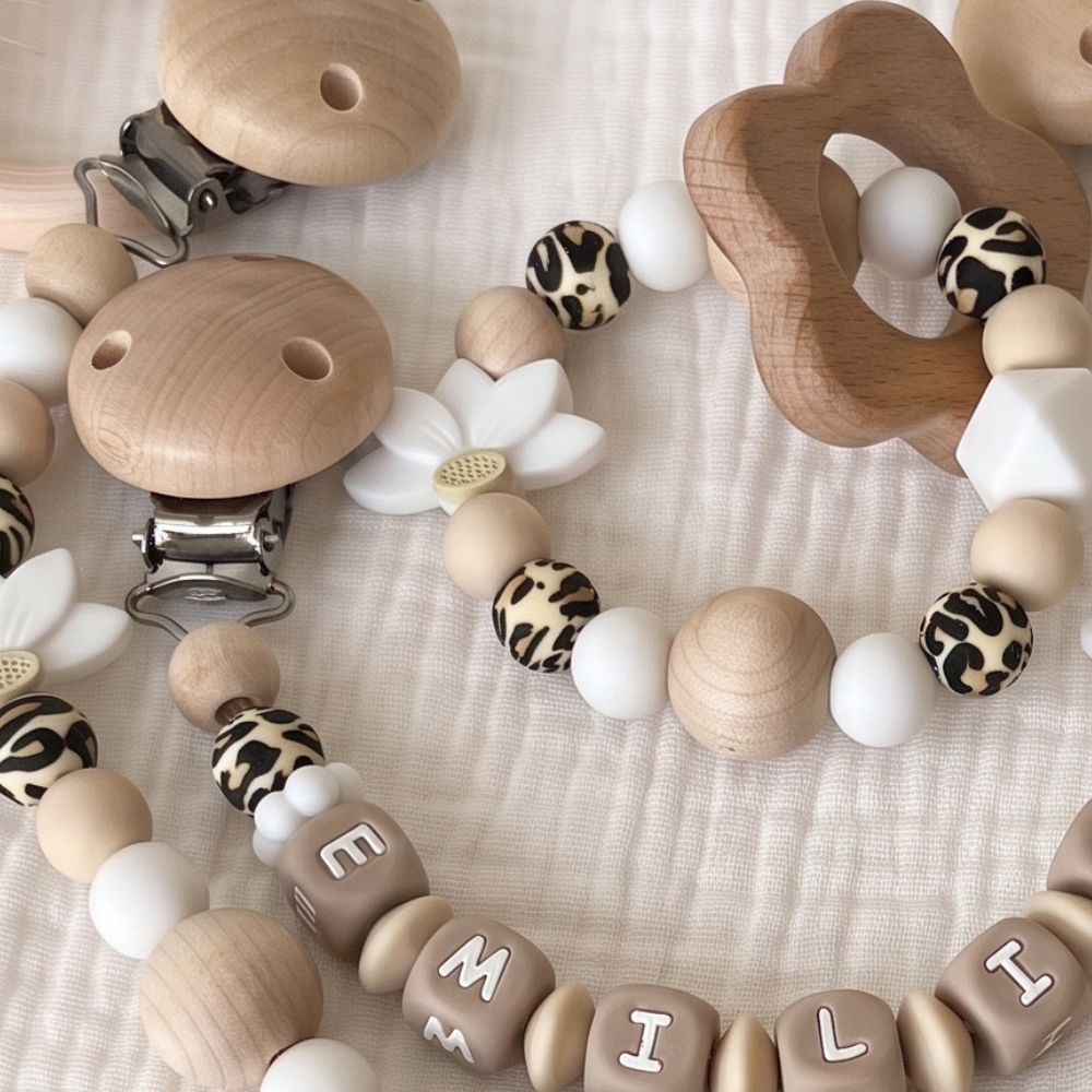 3er Set Leo Design – Schnullerkette, Greifling & Kinderwagenkette in hellen Naturtönen
