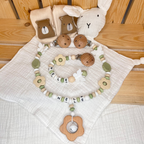 Personalisiertes Baby Set mit Namen – Schnullerkette & Kinderwagenkette - Schmetterling - grün natur weiß