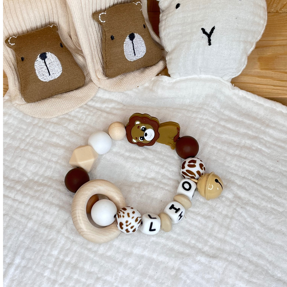 Greifring mit Namen für Jungen in Löwendesign Safari braun beige