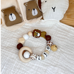 Greifring mit Namen für Jungen in Löwendesign Safari braun beige