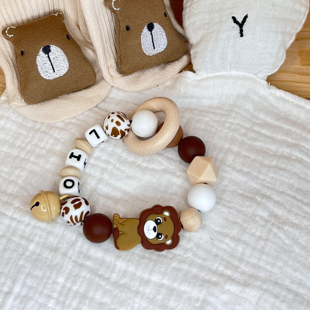 Greifring mit Namen für Jungen in Löwendesign Safari braun beige