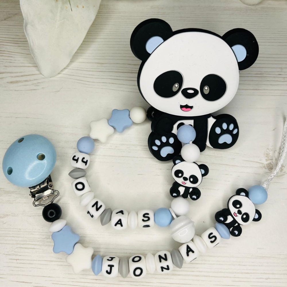 Schnullerkette und Greifling mit Namen Junge Pandabär Blau Grau Weiß Babygeschenk