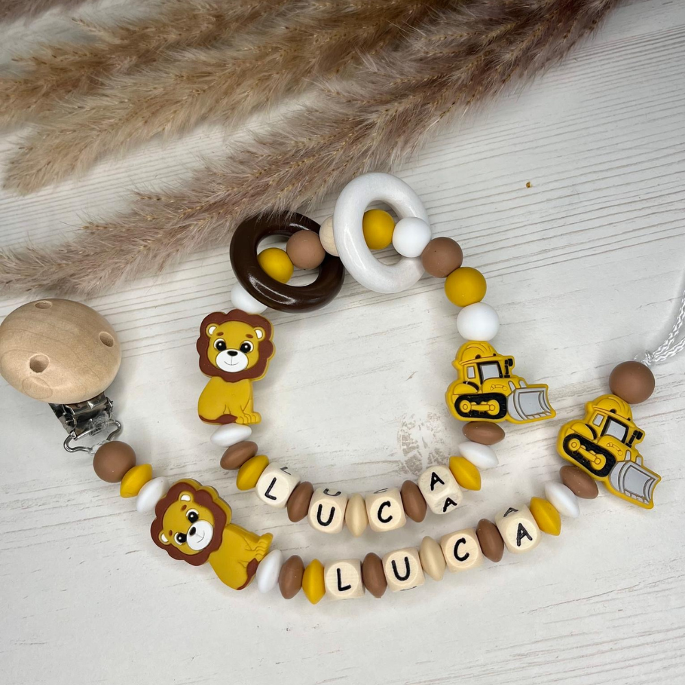 Geschenkset Baby Junge – Greifring & Schnullerkette mit Löwe & Bagger