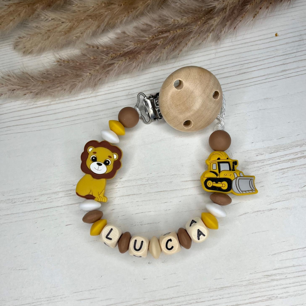 Geschenkset Baby Junge – Greifring & Schnullerkette mit Löwe & Bagger