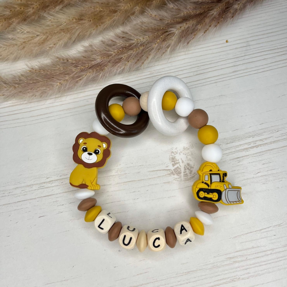 Geschenkset Baby Junge – Greifring & Schnullerkette mit Löwe & Bagger