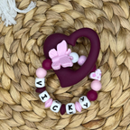 Greifring & Beißring mit Namen – Herz & Schmetterling – rosa/weiß/weinrot - Mädchen