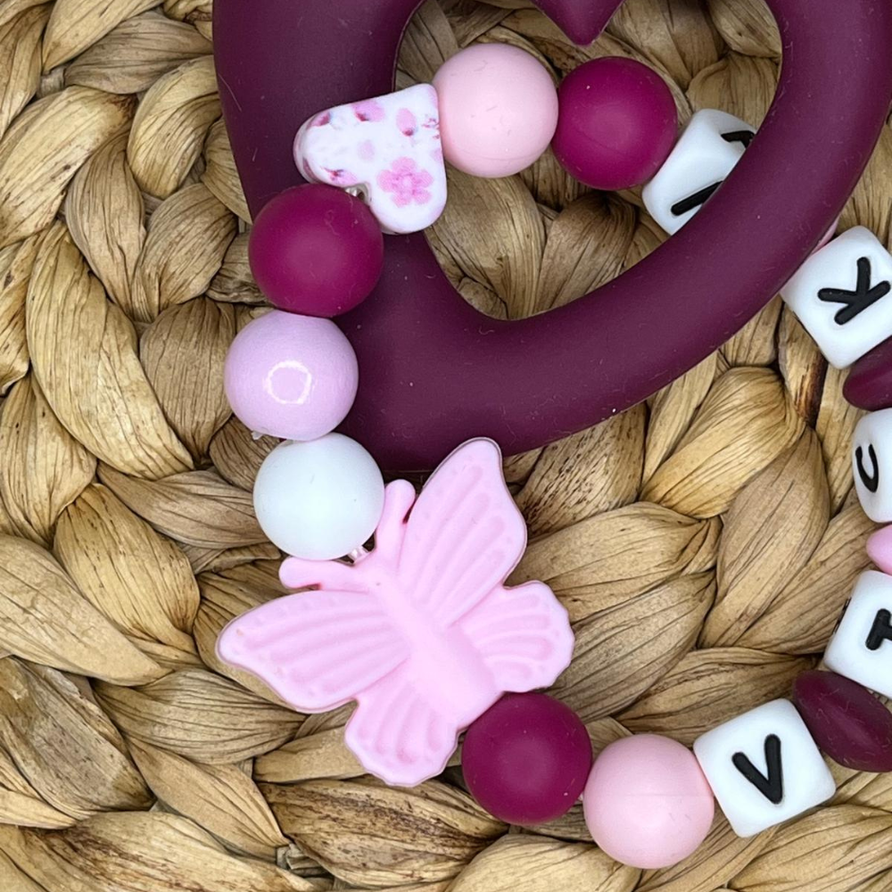 Greifring & Beißring mit Namen – Herz & Schmetterling – rosa/weiß/weinrot - Mädchen