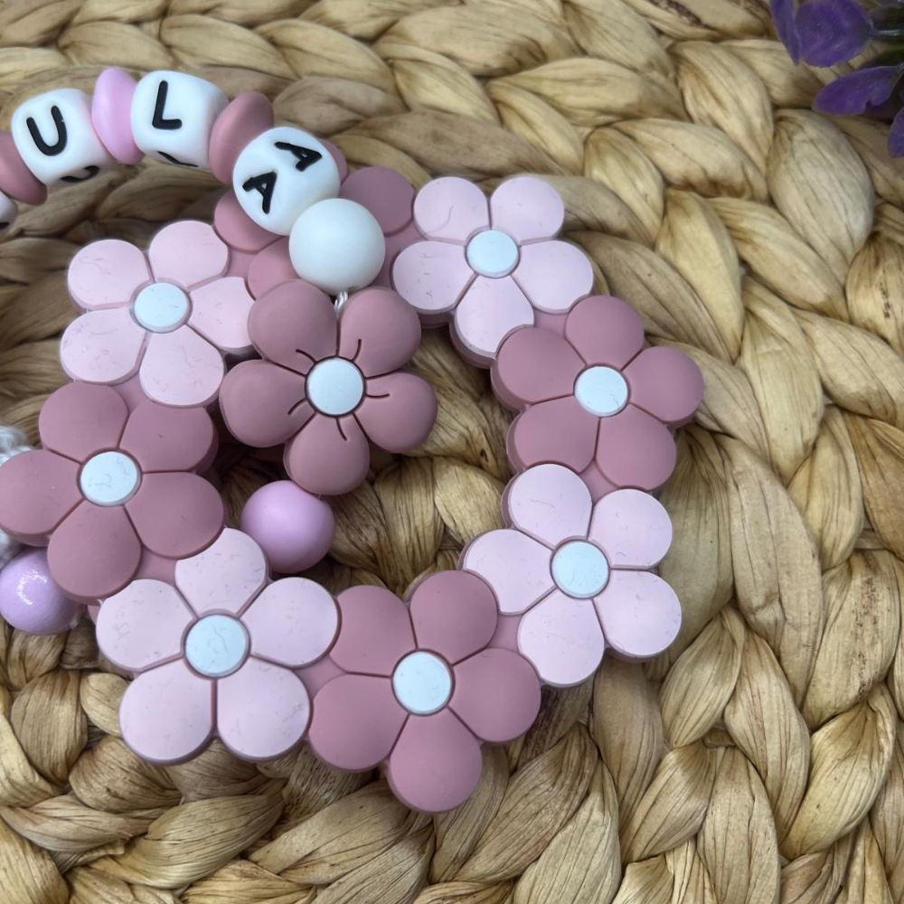 Greifring mit Namen – Zauberhaft personalisiert für kleine Mädchen