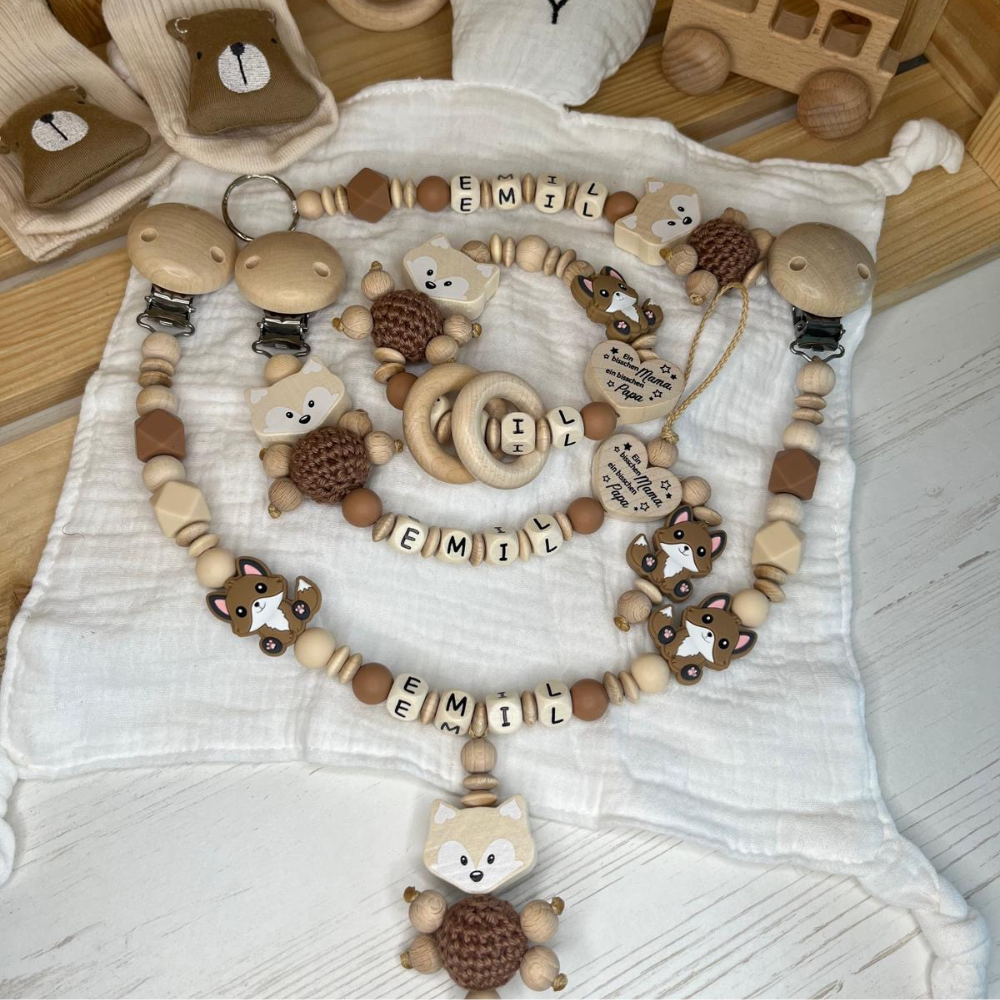 Baby Geschenkset personalisiert – Schnullerkette, Greifling, Wagenkette & Anhänger (4-teilig)