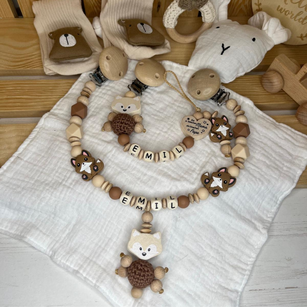 Baby Geschenkset personalisiert – Schnullerkette, Greifling, Wagenkette & Anhänger (4-teilig)