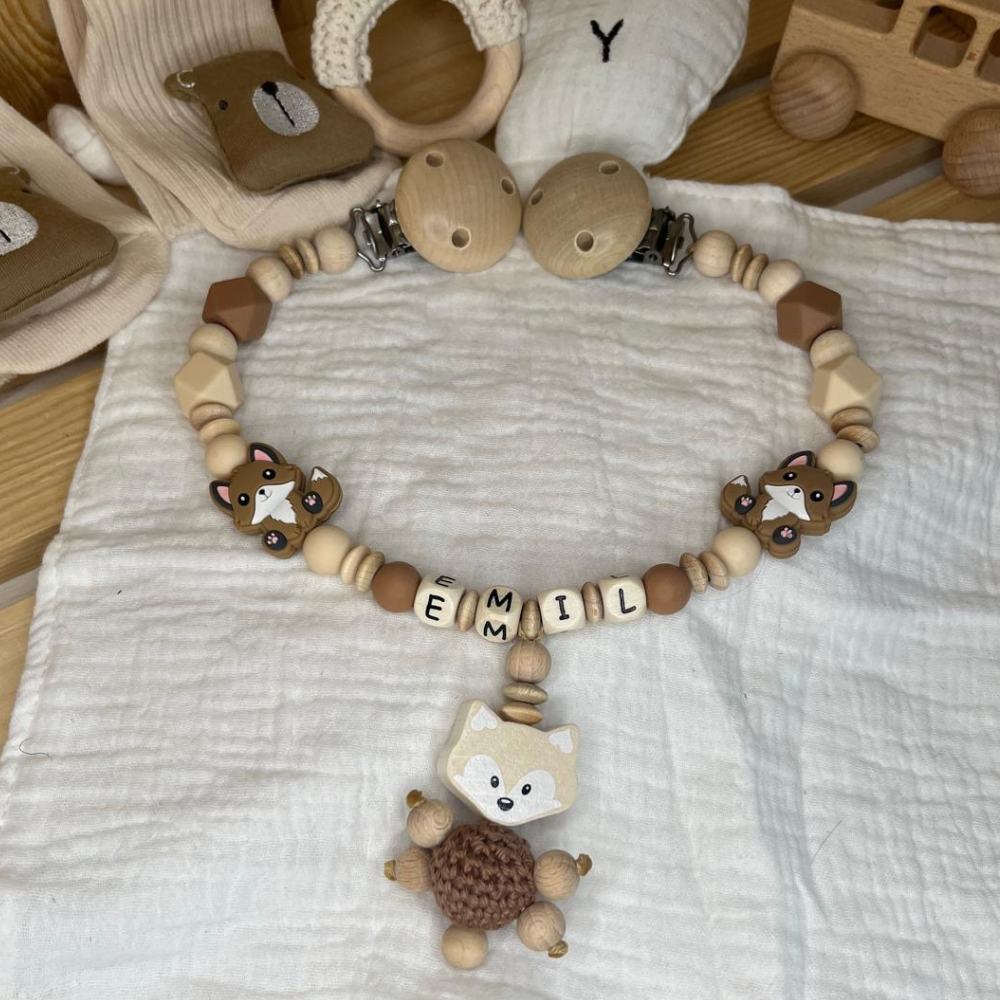 Baby Geschenkset personalisiert – Schnullerkette, Greifling, Wagenkette & Anhänger (4-teilig)