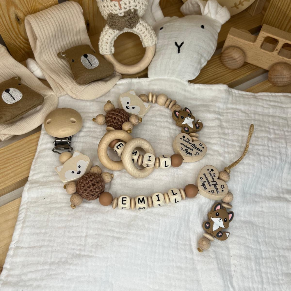 Baby Geschenkset personalisiert – Schnullerkette, Greifling, Wagenkette & Anhänger (4-teilig)