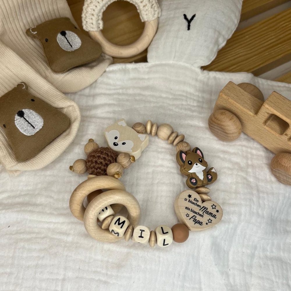 Baby Geschenkset personalisiert – Schnullerkette, Greifling, Wagenkette & Anhänger (4-teilig)