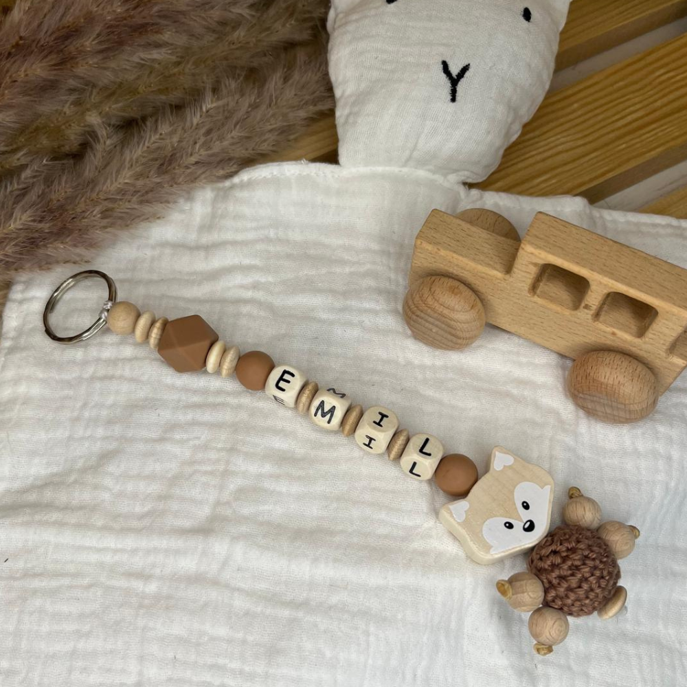 Baby Geschenkset personalisiert – Schnullerkette, Greifling, Wagenkette & Anhänger (4-teilig)