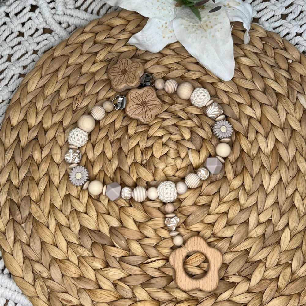 Handmade Kinderwagenkette für Mädchen - Silikon & Holz im perfekten Design